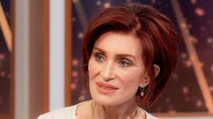 Sharon Osbourne slabeste pe zi ce trece. Aparitia celebrei prezentatoare in  varsta de 71 de ani a starnit ingrijorari