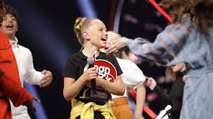 Hennika eggum huuse vant mgpjr 2020 med sangen «kan ikke la deg gå».2 hennika går på en barneskole i oslo, og driver daglig med musikal, sang og dans. Urras Hennika Vant Melodi Grand Prix Junior