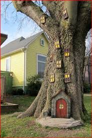 recup jardin porte en bois miniature fenetre a carreaux en bois arbres idee deco jardin fairy garden houses magical garden small backyard landscaping