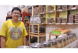 Di banyak keluarga asia, nama yang berbeda digunakan untuk kakek dan nenek dari pihak ibu dan ayah. Ronald Hadi Wijaya Peracik Jamu Herbal Di Bojonegoro