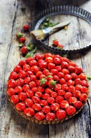 Comment Choisir Une Seule Recette Alors Qu Il Y En A Des Milliers Tarte Delicieuse A La Fraise Et La Frangipane Au Menu Tarte Aux Fraises Tartes Aux Fraises Recettes