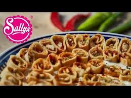 Fur Den Sultan Kebab Wird Eine Fullung Aus Hahnchenbrust Hergestellt Die Anschliessend In Yufka Teigblatter Gefullt Und Aufgerollt Kebab Rezepte Kebab Rezepte