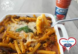L'insieme tra salsiccia e funghi fa molto inverno, se poi li abbiniamo a una cremosa besciamella e a tanto parmigiano grattugiato, otteniamo una squisitezza assoluta! Ricetta Pasta Con Funghi Piselli E Salsiccia Cirio