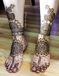 This design includes rose bud and pretty ring. 30 Mind Blowing Leg And Foot Mehndi Designs For Brides