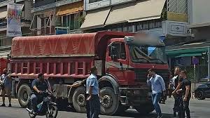 Φορτηγό όχημα παρέσυρε το μεσημέρι στη νίκαια δύο μικρά παιδιά, υπό αδιευκρίνιστες μέχρι στιγμής συνθήκες, με αποτέλεσμα να τραυματιστεί θανάσιμα ένα εξάχρονο κορίτσι και να τραυματιστεί σοβαρά ένα επτάχρονο κορίτσι, το οποίο μεταφέρθηκε στο νοσοκομείο. Aseiu8cdgydrcm