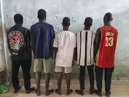 Le Commissariat d'Arrondissement de Jaaxay, Parcelles Assainies et  Niacourab a procédé à l'interpellation de cinq (05) individus pour des  chefs d'accusation d'association de malfaiteurs, vol et complicité. Ces  interpellations font suite à