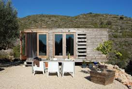 Une Petite Maison Espagnole Revendique A Elle Seule Une Autr Prefab Homes Prefabricated Houses Modern Prefab Homes