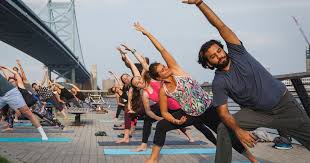 Finde zu mehr beweglichkeit und entspannung. Yoga On The Pier Returns To Philly With Classes Three Days A Week Phillyvoice