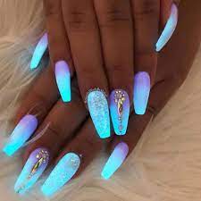 Para conseguir la técnica de uñas ombré, la idea es hacer un juego con los colores, puedes usar dos o el arcoíris completo. Como Elegir Preciosos Disenos De Unas Para Este Verano El Como De Las Cosas Unas De Gel Brillantes Unas Postizas De Gel Manicura De Unas