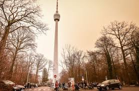 Es stellt unterschiedliche sichtweisen von staatlichen, politischen und gesellschaftlichen akteuren dar, wägt positionen und argumente ab und fragt nach den folgen. Nicht Nur Stuttgarter Himmel Gelb Ganz Baden Wurttemberg Staunt Uber Den Saharastaub Baden Wurttemberg Stuttgarter Nachrichten