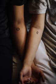 Images Gratuites Main La Personne Fille Femme Jambe Portrait Maquette Doigt Tatouage Mode Dame Bras Fermer Corps Humain Cuisse Peau Beaute Interaction Seance Photo Sens Soleil Et Lune Modele D Art Tatouage