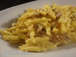 Prendere uno spicchio d'aglio di sulmona e farlo rosolare con 2 cucchiai d olio d'oliva monicella; Trofie Zafferano E Pancetta Primo Piatto Veloce