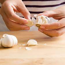Knoblauch wird als heilpflanze eine desinfizierende, antibakterielle und entzündungshemmende wirkung nachgesagt. Knoblauchgeruch Loswerden Die Besten Tipps Brigitte De
