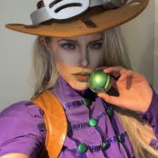 Ball Cosplay