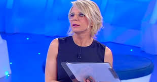 Maria de filippi racconta, inoltre, come c'è posta per te cambia ogni anno insieme alla realtà sociale che ci circonda: C E Posta Per Te Una Maria Lamanna Avrebbe Mandato A Quel Paese Il Postino