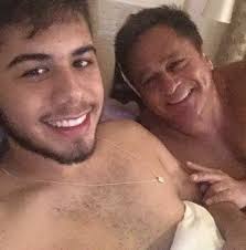 Leonardo e o filho zé felipe apareceram em um vídeo nos stories e deram um selinho ao se cumprimentarem. Cantor Ze Felipe Cantor Leonardo Home Facebook