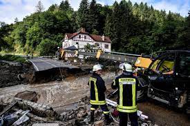 Forti piogge si sono abbattute sul land, travolgendo auto e case. Hfbzjj 7pxluxm
