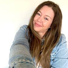 Iris Holley's Instagram, Twitter & Facebook