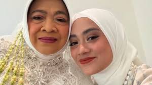 7 Potret Keseruan Ayudia Bing Slamet & Ditto Ajak Anak Keliling AS Naik  Campervan