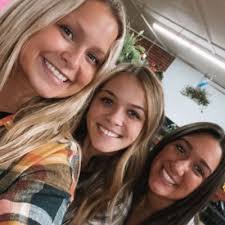 Adrianne Alger (@AdrianneAlger)