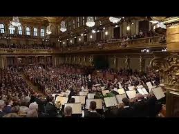 An după an, concertul de anul nou de la viena transformă orchestra filarmonicii din viena în cel mai important ambasador muzical al austriei. Vienna Waltzes Into 2018 Youtube
