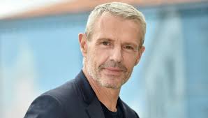 Cinéma : l'acteur Lambert Wilson vient présenter en Dordogne un film avec  un tracteur