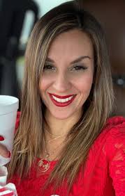 Peruvian businesswoman sings national anthem