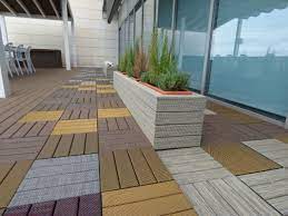 Decking kayu / lantai kayu outdoor biasanya diterapkan di halaman rumah, teras, jembatan, tepi kolam renang dan bisa juga diterapkan sebagai pagar. 10 Inspirasi Lantai Untuk Halaman Rumah Bekal Untuk Santai Sore Di Teras Bersama Pasangan Sah