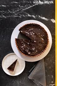 Dunkle No Bake Schokoladen Tarte Rezept Mit Video Kitchen Stories Rezept Schokoladen Tarte Lebensmittel Essen Schokolade