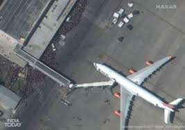 Satellite images taken above kabul thursday showed crowds of people and cars flooding the area around the hamid karzai international airport as afghans continue to try to flee the country. Knrjmjuulxbeym