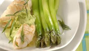 Grune Spargelsauce Mit Gebratenen Schollenfilet Rollchen Und Grune Spargel Spargel Sauce Spargel Rezepte Spargelgerichte