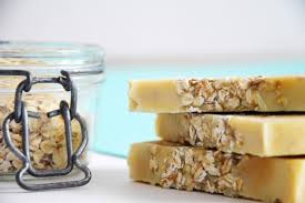 Une Recette Simple Pour Realiser Votre Savon Saponifie A Froid Au Lait D Avoine Flocons D Avoine Et Miel Sans Huile E Savon Saponifie A Froid Diy Savon Savon