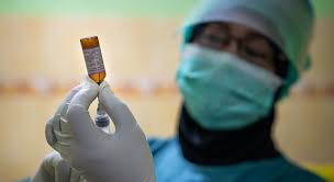 La vacuna de astrazeneca se aplica principalmente en hombres y las primeras dosis llegaron a chile en abril. Covid Vacuna Astrazeneca Ebola Venezolanos En Chile Las Noticias Del Lunes Noticias Onu