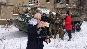 Was denken friedliche menschen in donezk über den krieg? Wie Es Ist In Der Ukraine Im Krieg Zu Leben Filme Dw 27 02 2020