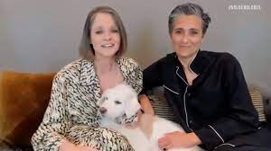 Jodie Foster S Appearance With Her Wife At The 2021 Golden Globes Captured The Wonderful Mundanity Of Queer Love Them