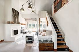 Warna rumah dengan konsep nuansa hitam dan putih membuat rumah terlihat lebih elegan dan berkelas, tetapi tetap sederhana dan minimalis. Intip 4 Inspirasi Desain Tangga Rumah Bisa Jadi Spot Ngezoom Halaman All Kompas Com