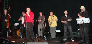 Well, characteristics that can define the klezmer music, plus the need to understand the melodies that characterize the cultural environment of the jewish tradition, can be said that a common factor. Klezmer Wikiwand