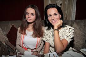 Слава уточнила, что массажист прикасался только к шее и животу, не позволяя. Https Xn Ctbbiccmc8f5e Xn P1ai Skol Ko Let Starshey Docheri Pevicy Slavy