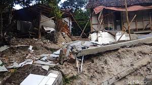 Dampak gempa hari ini di sukabumi sejumlah rumah rusak berat. Penampakan Rumah Ambruk Akibat Gempa Di Sukabumi