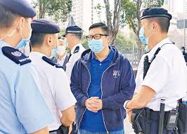 首批將會被制裁的六人為林鄭月娥、 鄭若驊 、 李家超 、 盧偉聰 、 鄧炳強 和 葉劉淑儀 210 211 。 ^ 【港版國安法】被制裁鄧炳強遭銀行限制服務 林鄭使用信用卡時受阻. åˆä¸‰æ–°æ­²é„§ç‚³å¼·å‹‰å‹µå‰ç·šé€£è¨ª3å€ æ±æ–¹æ—¥å ±