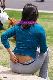 Maduras caderonas en la calle : Chica Linda En Pantalones De Yoga Mujeres Bellas En La Calle