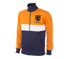 Foot.fr vous propose de découvrir et de vous offrir un grand choix de survêtements d'équipes nationales de football pas cher. Pays Bas Europe Nations Footcenter