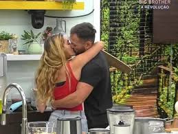 Ao que parece ontem ele ficou chateado porque ela não o avisou que não iria dormir com ele. Andre Abrantes E Zena Mostram Bencao Das Aliancas E Fas Questionam Casaram