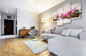 Una soluzione con una tonalità di grigio scuro, perfetta in abbinamento al bianco della porta e della finestra. Grigio Elegante Scegli Quadri Per Pareti Grigie