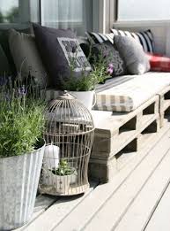 Esta terraza con plantas se completa con muebles de madera que parecen hechos a mano. Pin En Sillones Palets