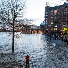 Innerhalb kürzester zeit wurden straßen. Unwetter Deutschland Katwarn Ausgelost Hamburg Steht Unter Wasser Welt