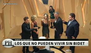 El programa comienza con un experimento en el cual el conductor, andy kusnetzoff, fórmula diez preguntas de diferentes índoles (relacionadas al bullying, al sexo. Calu Rivero Develo Una Repugnante Costumbre En Podemos Hablar El Dia De Hoy