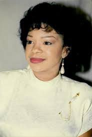 Lynn Miles's Instagram, Twitter & Facebook