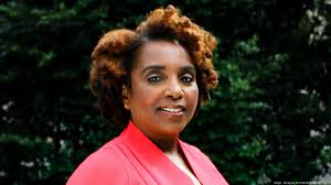 Lisa Mccarroll's Instagram, Twitter & Facebook