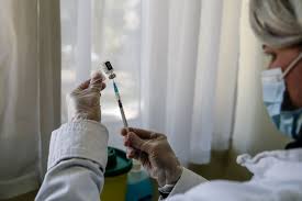 Πάνω από 2.500.000 εμβολιασμοί, έχουν γίνει έως σήμερα στην ελλάδα, όπως γνωστοποίησε χθες, δευτέρα ο πρωθυπουργός, κυριάκος μητσοτάκης. Embolio Pote Anoigei H Platforma Gia Tis Hlikiakes Omades 70 74 Kai 65 69 Eidhseis Nea To Bhma Online